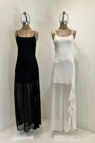 VESTIDO ENCAJE LARGO CON TAJO Y VOLADO – ART. 735